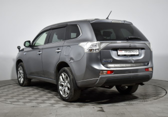 Подержанный автомобиль Mitsubishi Outlander 2013 года (7 фото)