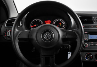 Подержанный автомобиль Volkswagen Polo Sedan 2011 года (17 фото)