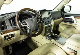 Подержанный автомобиль Toyota Land Cruiser Suv 2015 года (11 фото)