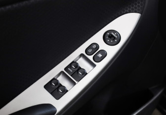 Подержанный автомобиль Hyundai Solaris Hatchback 2015 года (12 фото)