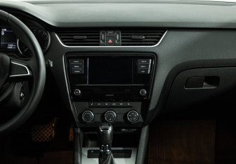 Подержанный автомобиль Skoda Octavia Liftback 2017 года (14 фото)