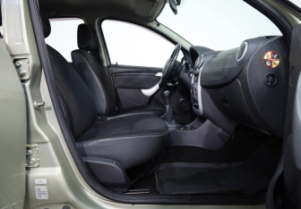 Подержанный автомобиль Renault Sandero 2012 года (17 фото)