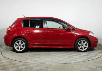 Подержанный автомобиль Nissan Tiida Hatchback 2011 года (4 фото)