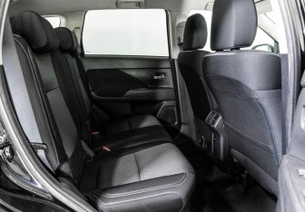 Подержанный автомобиль Mitsubishi Outlander 2019 года (18 фото)