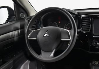 Подержанный автомобиль Mitsubishi Outlander 2016 года (14 фото)