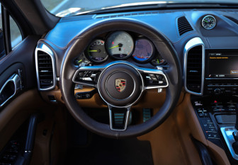 Подержанный автомобиль Porsche Cayenne 2015 года (9 фото)