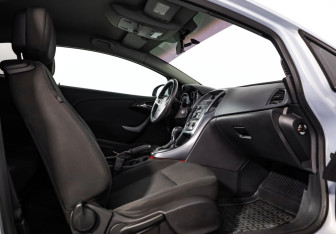 Подержанный автомобиль Opel Astra Hatchback 2012 года (22 фото)