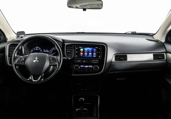 Подержанный автомобиль Mitsubishi Outlander 2018 года (10 фото)