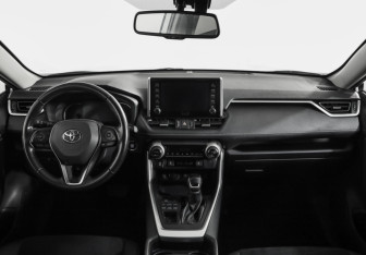 Подержанный автомобиль Toyota RAV4 2021 года (10 фото)