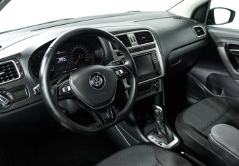Подержанный автомобиль Volkswagen Polo Sedan 2017 года (11 фото)