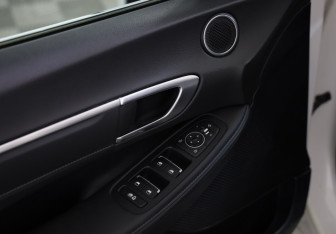 Подержанный автомобиль Hyundai Sonata 2023 года (19 фото)