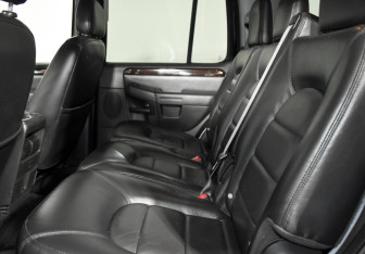 Подержанный автомобиль Ford Explorer 2005 года (12 фото)