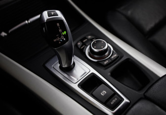 Подержанный автомобиль BMW X5 2010 года (19 фото)