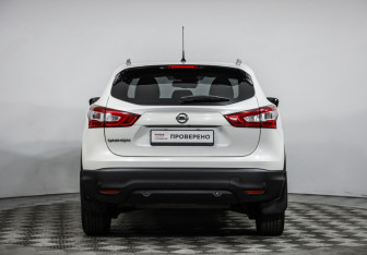 Подержанный автомобиль Nissan Qashqai 2014 года (6 фото)
