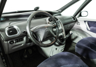 Подержанный автомобиль Citroen Xsara Picasso 2006 года (11 фото)