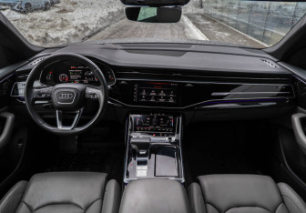 Подержанный автомобиль Audi Q8 2019 года (10 фото)