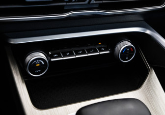 Подержанный автомобиль Geely Coolray 2023 года (14 фото)