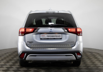 Подержанный автомобиль Mitsubishi Outlander 2019 года (6 фото)