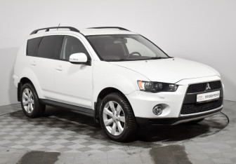 Подержанный автомобиль Mitsubishi Outlander 2011 года (3 фото)