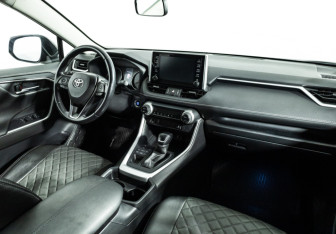 Подержанный автомобиль Toyota RAV4 2020 года (9 фото)