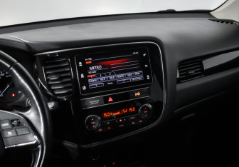 Подержанный автомобиль Mitsubishi Outlander 2019 года (15 фото)