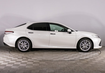Подержанный автомобиль Toyota Camry Sedan 2019 года (4 фото)