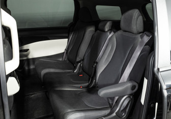 Подержанный автомобиль Kia Carnival 2021 года (10 фото)