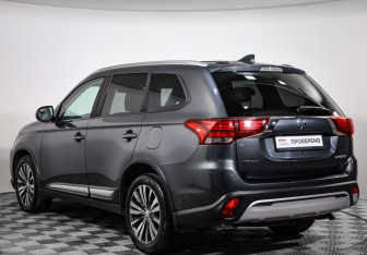 Подержанный автомобиль Mitsubishi Outlander 2018 года (7 фото)
