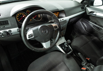 Подержанный автомобиль Opel Astra Hatchback 2010 года (11 фото)