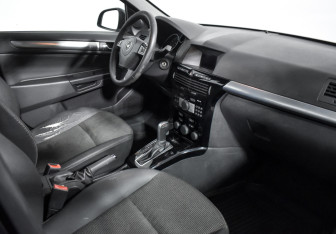 Подержанный автомобиль Opel Astra Sedan 2010 года (13 фото)