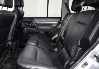Подержанный автомобиль Mitsubishi Pajero 2011 года (13 фото)