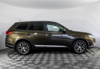 Подержанный автомобиль Mitsubishi Outlander 2016 года (4 фото)