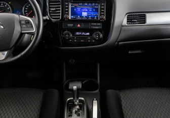 Подержанный автомобиль Mitsubishi Outlander 2015 года (14 фото)
