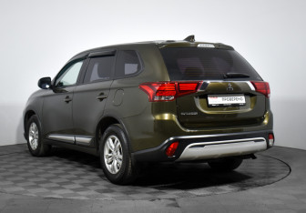 Подержанный автомобиль Mitsubishi Outlander 2020 года (7 фото)