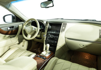 Подержанный автомобиль Infiniti QX70 2016 года (9 фото)