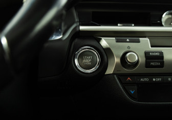 Подержанный автомобиль Lexus ES 2016 года (22 фото)