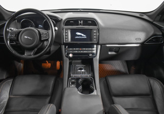 Подержанный автомобиль Jaguar F-Pace 2017 года (13 фото)