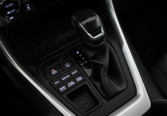 Подержанный автомобиль Toyota RAV4 2020 года (18 фото)