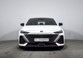 Подержанный автомобиль Changan UNI-V 2023 года (2 фото)