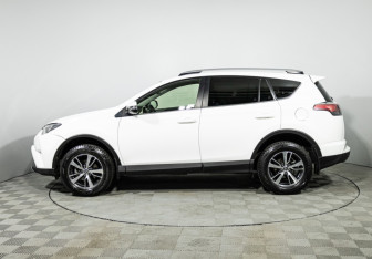 Подержанный автомобиль Toyota RAV4 2016 года (8 фото)