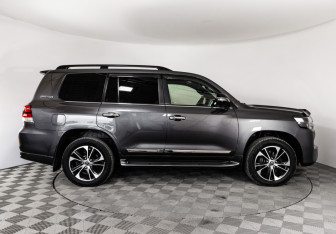 Подержанный автомобиль Toyota Land Cruiser Suv 2020 года (5 фото)