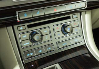 Подержанный автомобиль Jaguar XF Sedan 2009 года (16 фото)