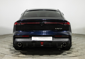 Подержанный автомобиль Changan UNI-V 2023 года (6 фото)