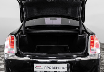 Подержанный автомобиль Chrysler 300C Sedan 2012 года (32 фото)