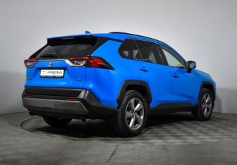 Подержанный автомобиль Toyota RAV4 2021 года (5 фото)