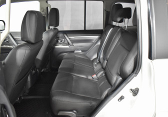 Подержанный автомобиль Mitsubishi Pajero 2021 года (11 фото)