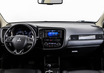 Подержанный автомобиль Mitsubishi Outlander 2015 года (10 фото)