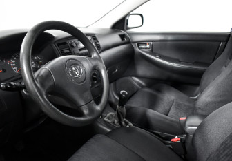 Подержанный автомобиль Toyota Corolla Hatchback 2003 года (9 фото)