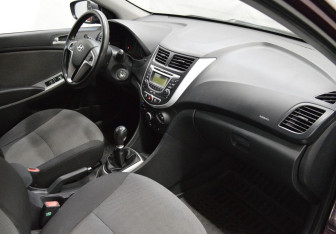 Подержанный автомобиль Hyundai Solaris Hatchback 2011 года (12 фото)