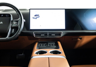 Подержанный автомобиль LiXiang L7 2024 года (14 фото)